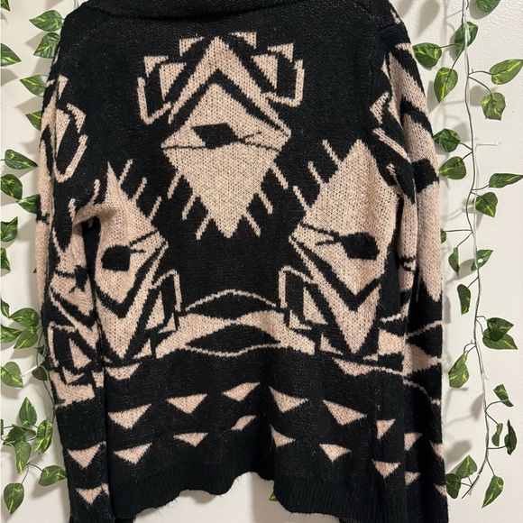 Charlotte Russe Black and Cream Patterned Cardigan - Picture 2 of 3